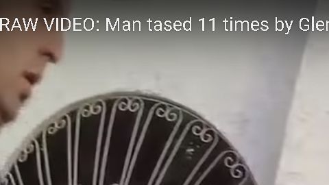 La captura de pantalla muestra cómo aplican taser a Wheatcroft.