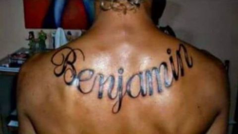 El hombre se tatuó el nombre de su bebé, sin imaginarse la terrible verdad.