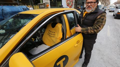 Taxistas como Nino Hervias critican duramente el impuesto que entra en vigor este 2 de febrero para taxis que transiten abajo de la calle 96 en Manhattan