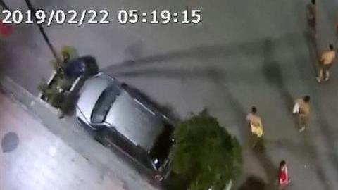 Captura de pantalla de un vídeo del servicio de coordinación de emergencias ECU 911 que muestra a un grupo de personas que sale a la calle tras un sismo en la madrugada de este viernes, en Guayaquil (Ecuador).