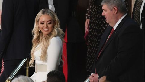 Tiffany Trump antes del comienzo del discurso de su padre en el Congreso.