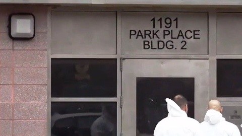 Forenses llegando al edificio