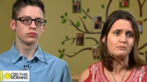 La madre calificó como un "acto rebelde" la decisión de su hijo.