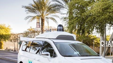 Aunque Waymo es la primera compañía en recibir un permiso sin un conductor en California, actualmente se permite que 60 fabricantes prueben vehículos autónomos en California con un conductor que pueda tomar control del vehículo