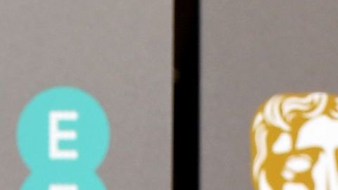 Yalitza Aparicio deslumbra con escote en los Golden Globes.