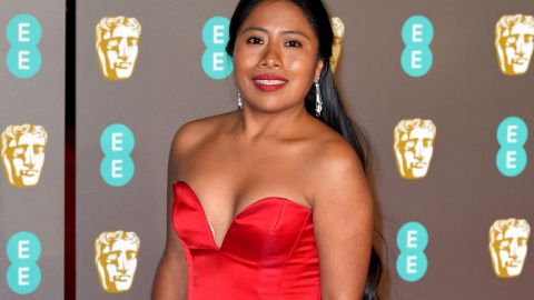 Yalitza Aparicio deslumbra con escote en los Golden Globes.