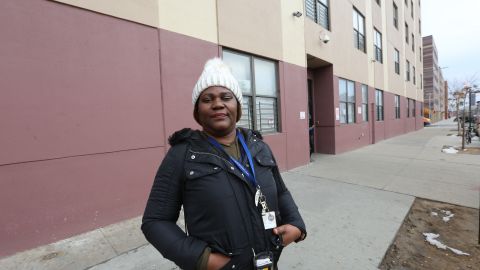 Cordelia Henkis, residente del albergue de WIN en Brooklyn.