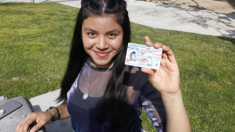 03/19/19 /LOS ANGELES/Guatemalan unaccompanied minor Yeni Cabrera, 20, celebrates her new immigration status, as a new permanent resident. (Aurelia Ventura/La Opinion)