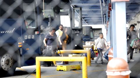 La compañía de transportes solicitó a ICE que no dejaran a migrantes dentro de las estaciones.