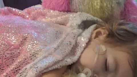 Una pequeña de dos años afectada por cáncer de ovario.
