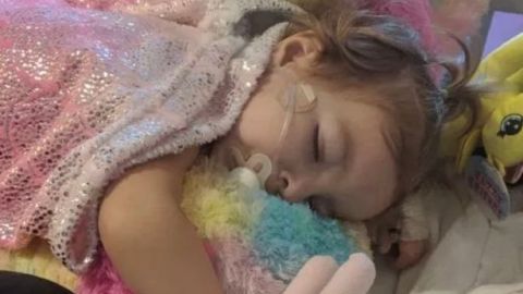 Una pequeña de dos años afectada por cáncer de ovario.