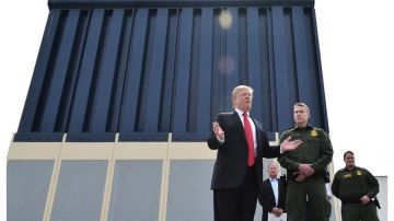 Donald Trump inspecciona un prototipo del muro fronterizo.