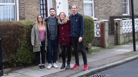Courtney y Alex McClure, Amy Mitchell y Carl Colston compraran juntos su casa.