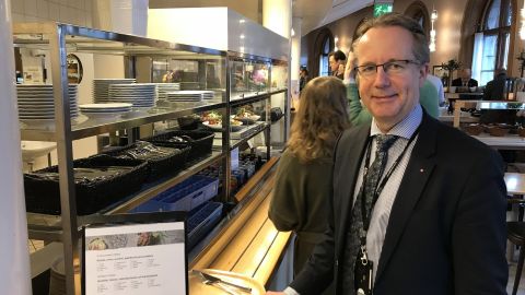 Diputados como Per-Arne Håkansson hacen cola para almorzar.