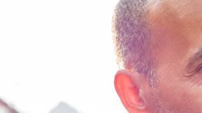 Una variante en el gen receptor de la hormona oxitocina está asociado a un mayor nivel de satisfacción conyugal.