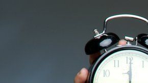 Con el horario de invierno hay que atrasar el reloj una hora.