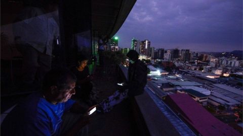 Caracas está a oscuras tras un apagón.