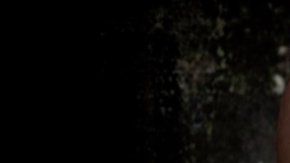 Una cinta que les apriete el pecho y de esa manera retrase la salida de sus senos es parte de la práctica.