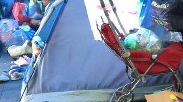 62 familias desplazadas por la violencia acampan en el Zócalo.