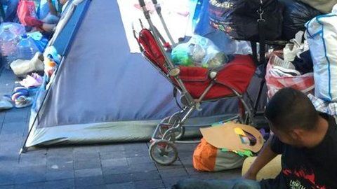 62 familias desplazadas por la violencia acampan en el Zócalo.