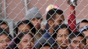 Migrantes centroamericanos recluidos en El Paso.