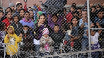 Migrantes centroamericanos recluidos en El Paso.