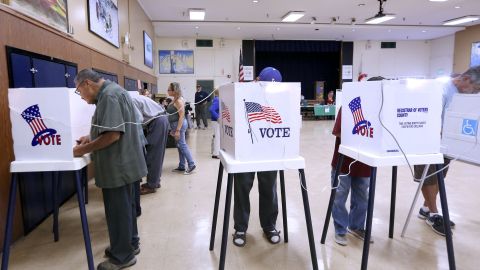 Votantes asisten a un colegio electoral en el Este de Los Ángeles.