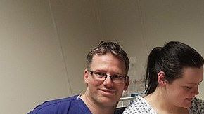 Una abuela da a luz a su nieto y lo volvería a hacer, dice.