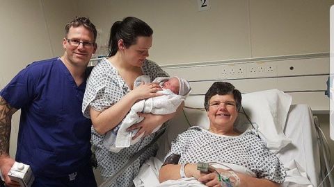 Una abuela da a luz a su nieto y lo volvería a hacer, dice.
