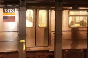Hombre murió arrollado al caminar por las vías del Metro de Nueva York