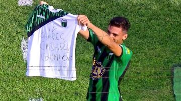 El jugador argentino Alejandro Melo y su petición de matrimonio.