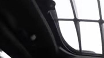 El hombre destruyó las viviendas con una máquina excavadora.