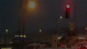 La nieve atrapó a un automóvil en las vías del tren.