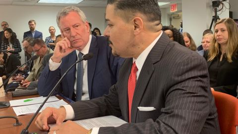 El Alcalde Bill De Blasio y el canciller Richard Carranza en la audiencia sobre control de las escuelas en el Senado estatal