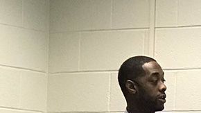 El maestro se ha hecho popular en las redes sociales por sujetar al bebé de sus alumno para dar la clase.