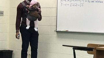 El maestro se ha hecho popular en las redes sociales por sujetar al bebé de sus alumno para dar la clase.