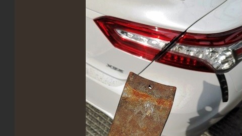 La pieza de metal aterrizó en este vehículo