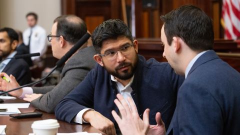 Concejal Carlos Menchaca, presidente del Comité de Inmigración del Concejo Municipal.