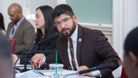 Concejal Carlos Menchaca, presidente del Comité de Inmigración del Concejo Municipal.