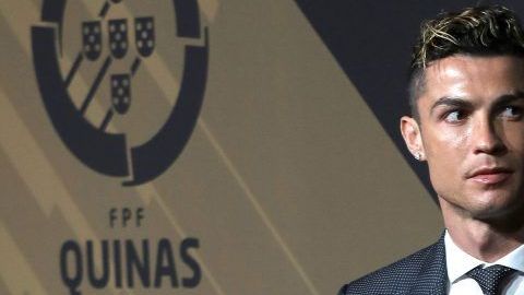 El jugador portugués del Real Madrid Cristiano Ronaldo y su novia Georgina Rodríguez durante la gala de las Quinas de Oro.