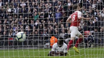 Aaron Ramsey del Arsenal FC celebra su gol al Tottenham Hotspur.