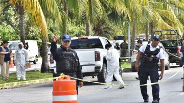 Peritos inspeccionan el lugar del tiroteo en Cancún.