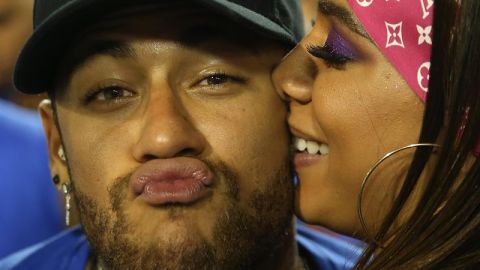 Neymar estuvo coqueteando con la cantante brasileña Anitta