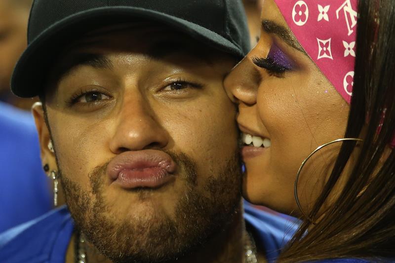 Neymar estuvo coqueteando con la cantante brasileña Anitta