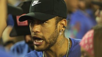 El comportamiento del futbolista brasileño Neymar del PSG francés será analizado por la UEFA.
