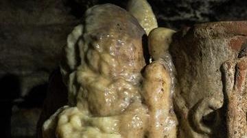 Cientos de objetos fueron hallados en una cueva en Chichén Itzá.