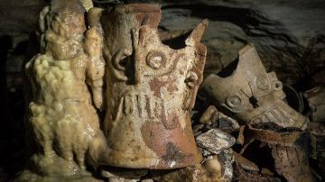 Cientos de objetos fueron hallados en una cueva en Chichén Itzá.