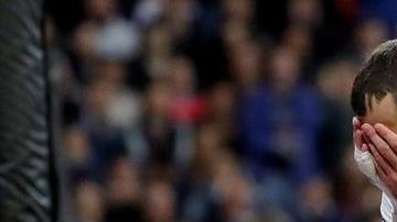 Karim Benzema se lamenta, tras la eliminación del Real Madrid de la Champions League