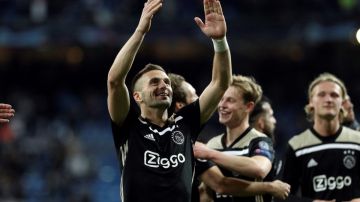El jugador del Ajax Dusan Tadic celebra la victoria por 1-4 ante el Real Madrid por Champions.