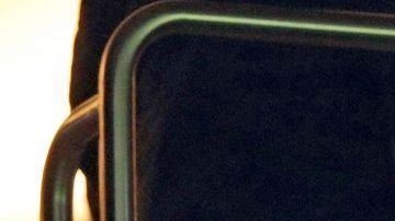 El jugador del Paris Saint Germain Neymar Jr. observa desde un palco la derrota de su equipo en Champions.